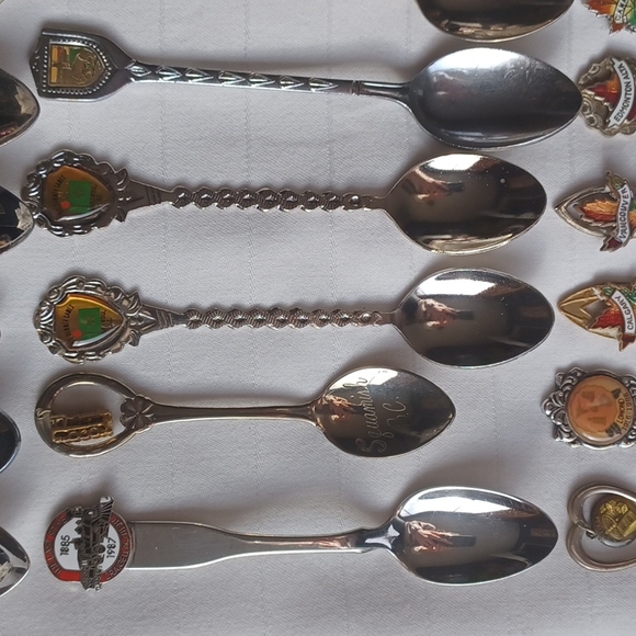 Canadiana Memorabilia Vintage Collector Spoons- Set of 31 - Picture 4 of 16